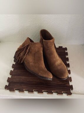 Minnetonka 
Brown Suede Tassel Ankle Booties